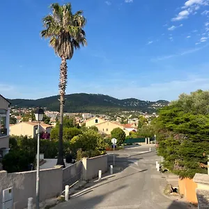 Appartement Charmant Bas De Avec Terrasse A Proximite De La Plage Et Du Port, Carqueiranne